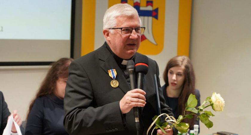Ksiądz Stanisław Chodźko z orderem za zasługi w pracy z młodzieżą