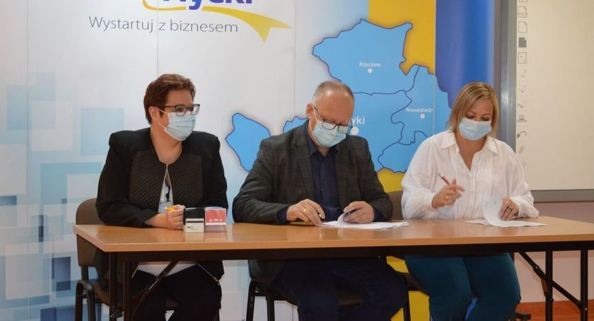 Umowa podpisana. Ponad 2 mln zł na drogę w gminie Nowodwór