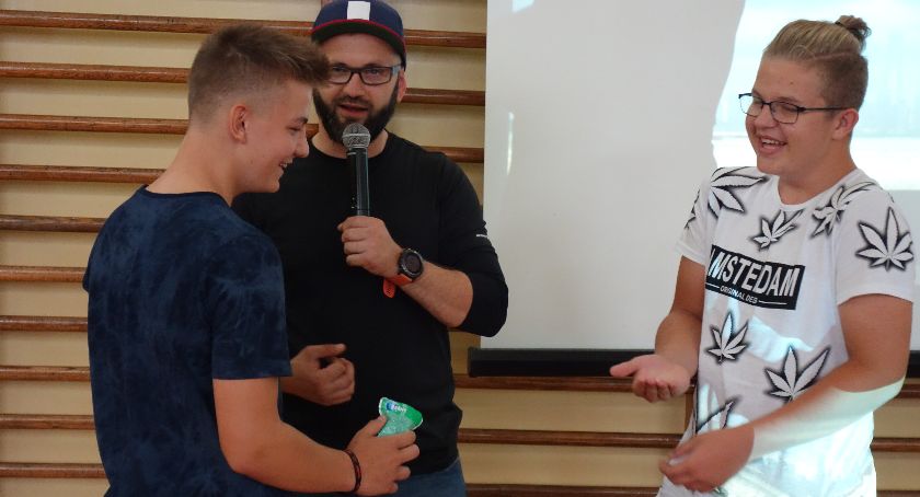 GM. UŁĘŻ: Uczniowie spotkali się z raperem. Opowiadał o trudnych doświadczeniach 