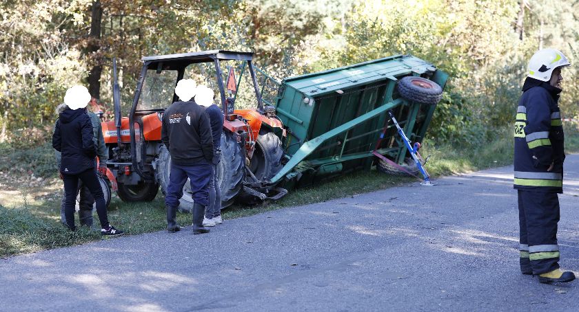Samochód uderzył w przyczepę ciagnika. Ranna osoba trafiła do szpitala
