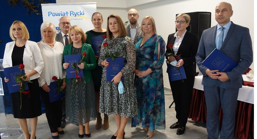 Nauczyciele i dyrektorzy z nagrodami starosty 