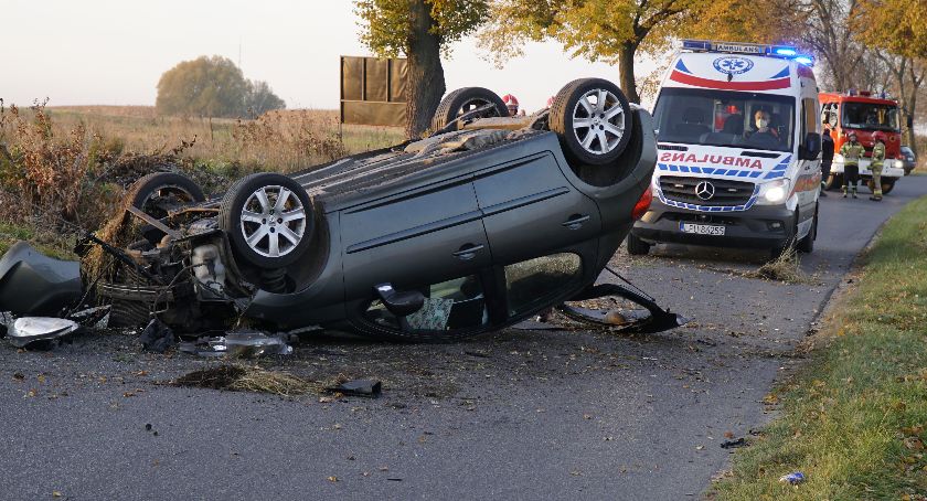 Osobówka dachowałana na drodze z Ryk w kierunku Leopoldowa