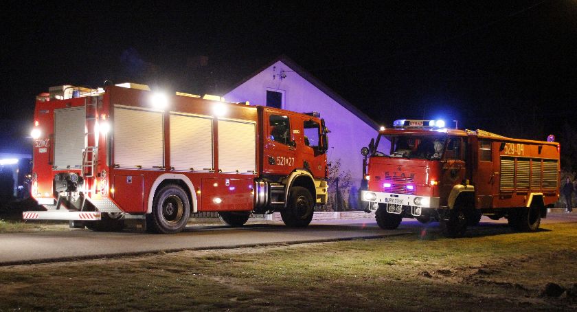 Ogień w drewnianym budynku gospodarczym