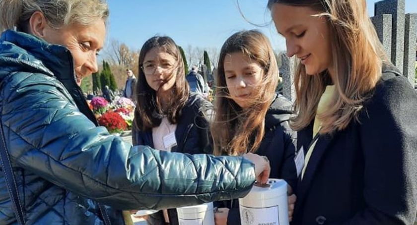 Odwidzający nekropolię nie szczędzili grosza