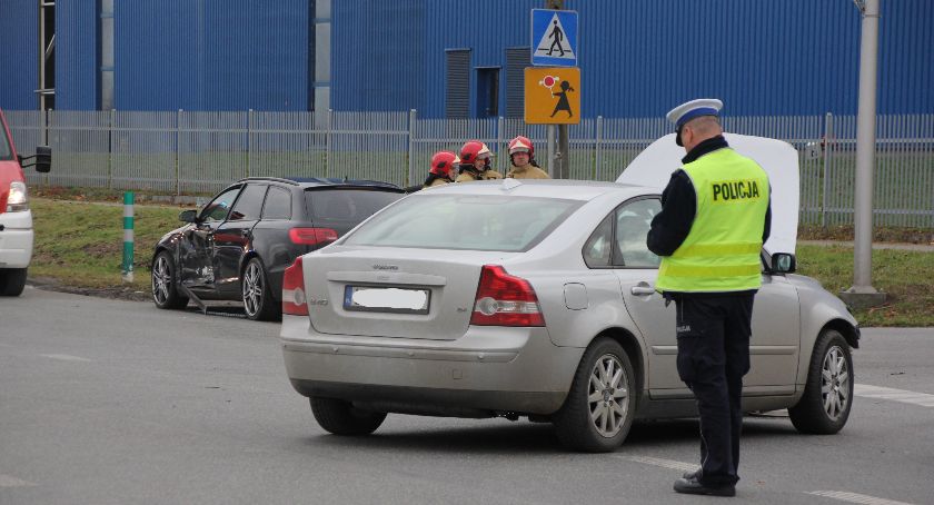 Wypadek na skrzyżowaniu. Kierowca Audi trafił do szpitala