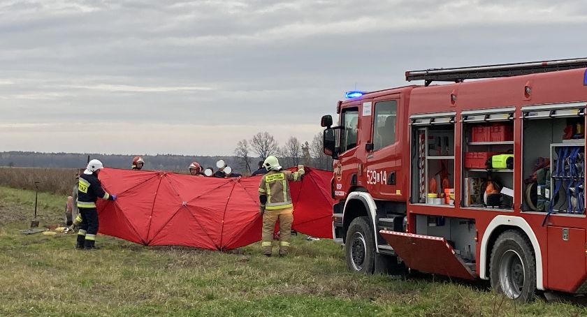 Tragedia podczas prac polowych. Nie żyje 68-latek, który dostał się pod maszynę rolniczą (AKTUALIZACJA)