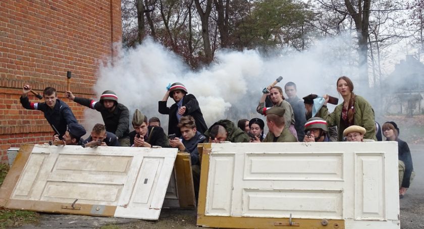 GM. UŁĘŻ: Uczniowie wcielili się w role Powstańców Warszawskich (GALERIA ZDJĘĆ)