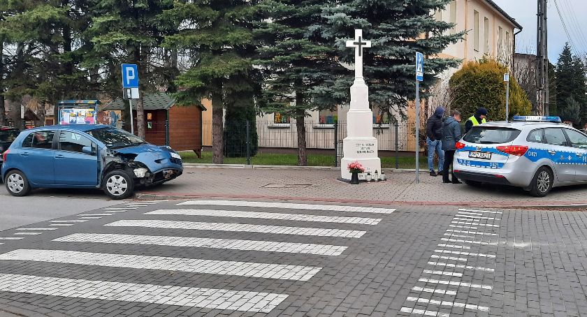 RYKI Toyotą w Mustanga. Kolizja na skrzyżowaniu