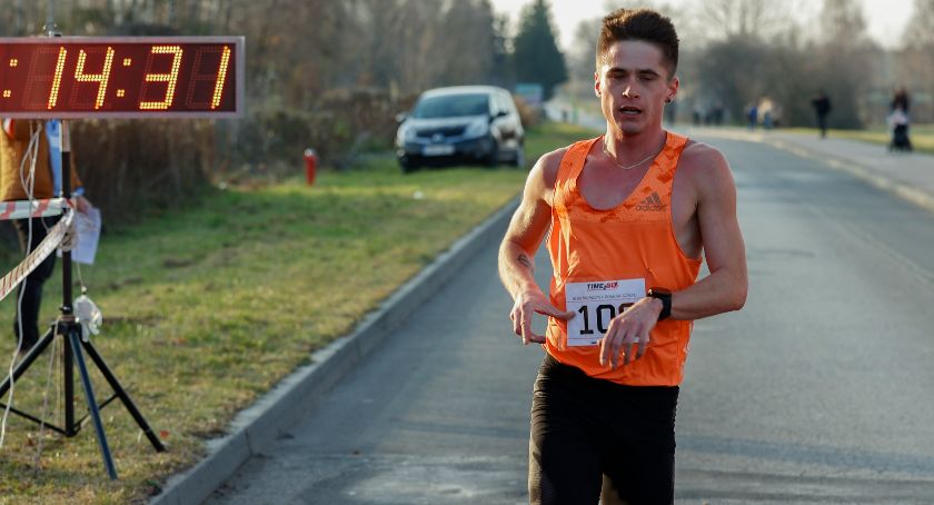 Rekord trasy Biegu Niepodległości pobity. 1000 zł zgarnął Patryk Kozłowski