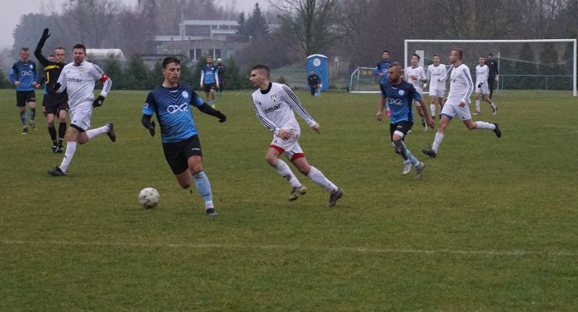 Kibic na boisku. Walkower w Rykach