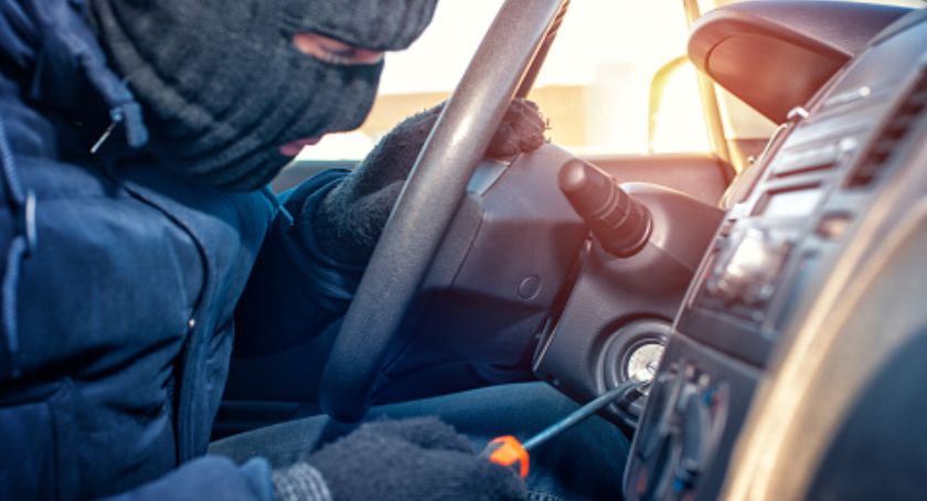 Ułęż. Zatankował skradzione auto i odjechał