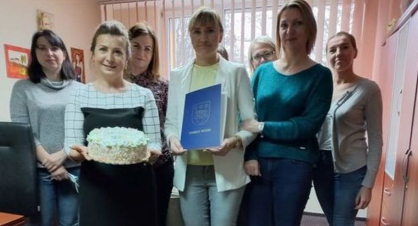 Pracownicy socjalni dostali tort z okazji swojego święta