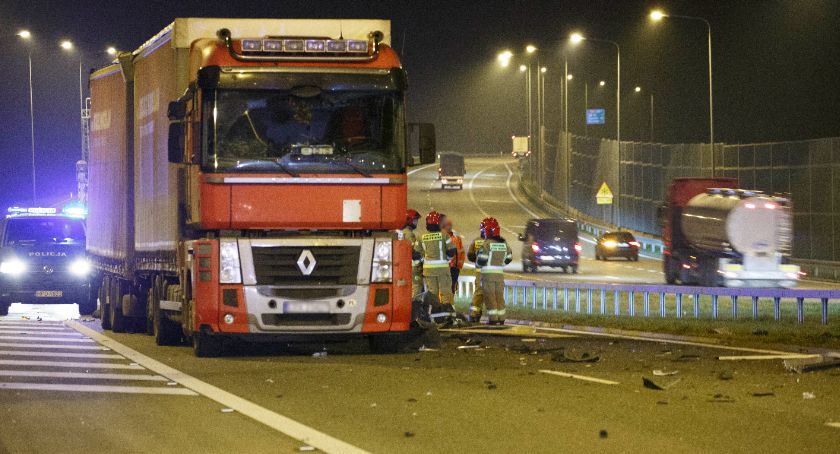 Zderzenie TIR-ów na obwodnicy. Pas w kierunku Lublina jest zablokowany