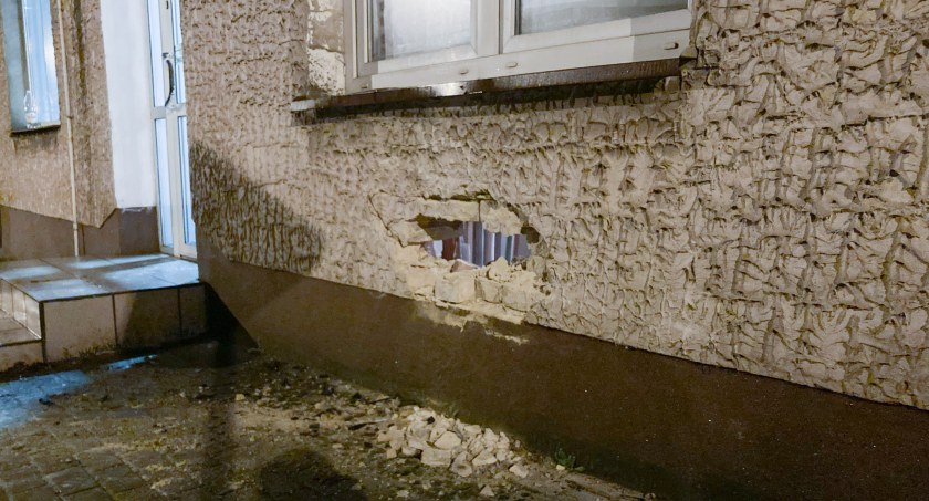 Nowy Rok rozpoczęli od mocnego uderzenia. Samochód rozbił mur kamienicy
