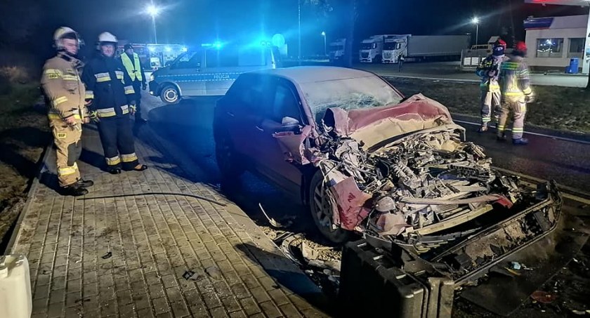 Jedna osoba trafiła do szpitala po zderzeniu osobówki z cysterną