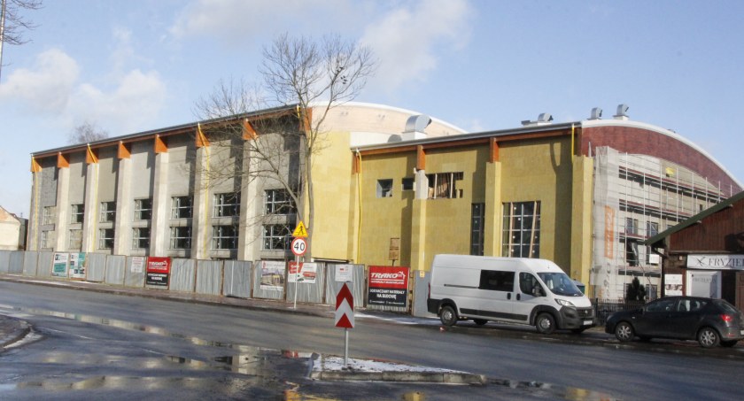 Budowlańcy nawet w środku zimy nie zwalniają tempa. Za 4 miesiące hala sportowa ma być gotowa
