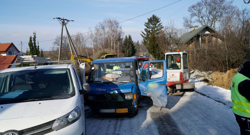 Dostawczak wjechał w koparki. Jedna osoba została poszkodowana