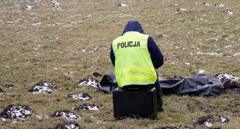 Policja bada okoliczności śmierci 25-latka. Zwłoki leżały na polu