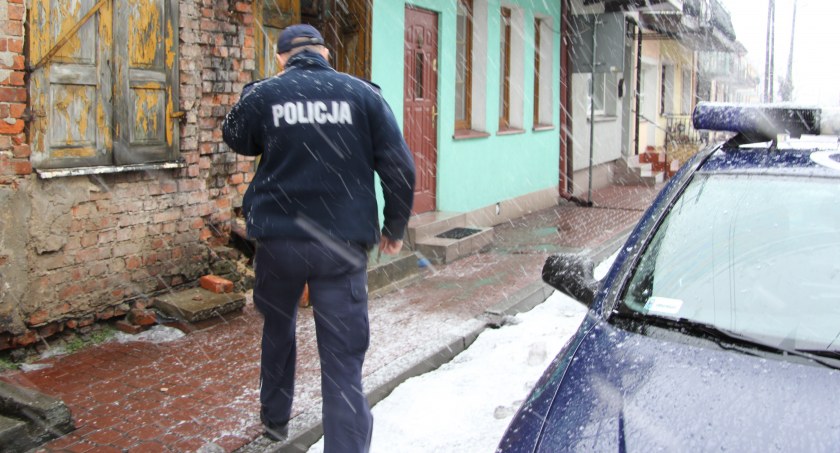 Policjanci uratowali wyziębionego 42-latka. Był wycieńczony, osłabiony, miał problemy z mówieniem