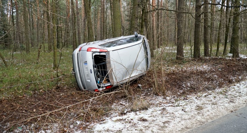 Wypadł z drogi, dachował i uderzył w drzewo