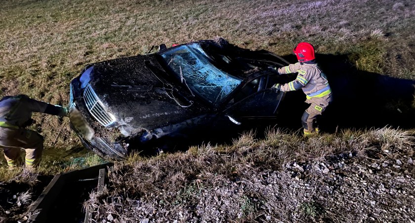 Mercedes dachował przed wjazdem na ekspresówkę