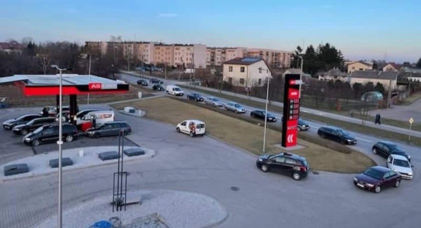Gigantyczne kolejki na stacjach. Czy zabraknie paliwa?