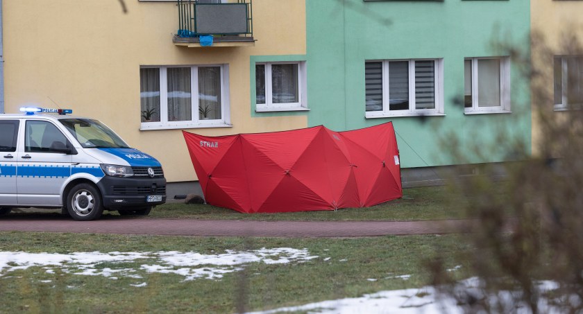 Zwłoki 66-letniej kobiety przed blokiem. Najprawdopodobniej wypadła z okna na trzecim piętrze