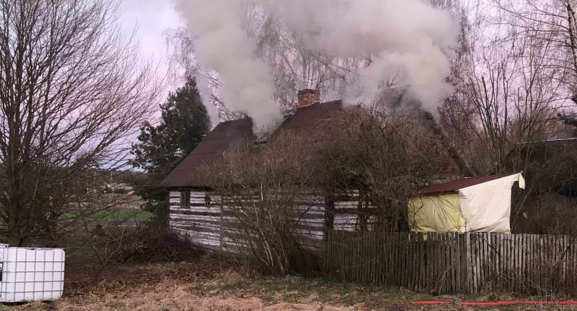 Pożar domu we Wrzosówce. Trwa akcja gaśnicza