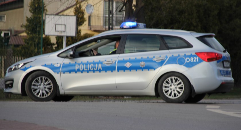 Pasażer stracił przytomność. Policja eskortowała autokar do szpitala