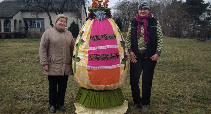 (Wielka)nocna pisanka stanęła w środku wsi. To znak, że święta tuż, tuż