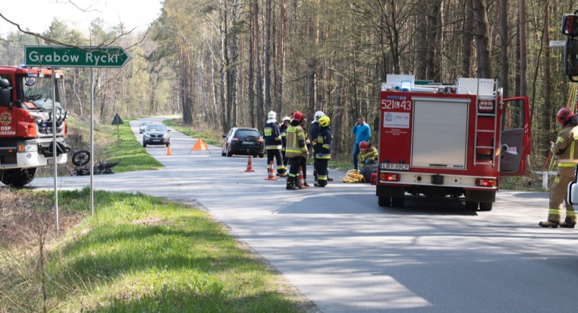 Zderzenie motoroweru z samochodem. Wypadek przed Grabowem Szlacheckim