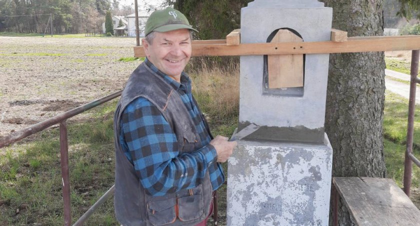 Wandal zburzył, ludzie odbudowali