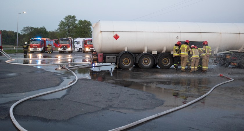Strażacy zabezpieczają cysternę, z której wydobywa się propan-butan