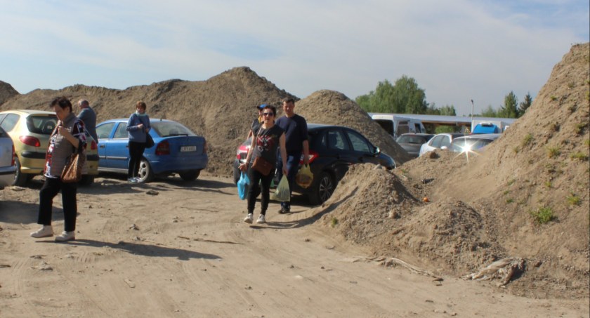 Czytelnicy alarmują. Hałdy ziemi i gruzu utrudniają handel