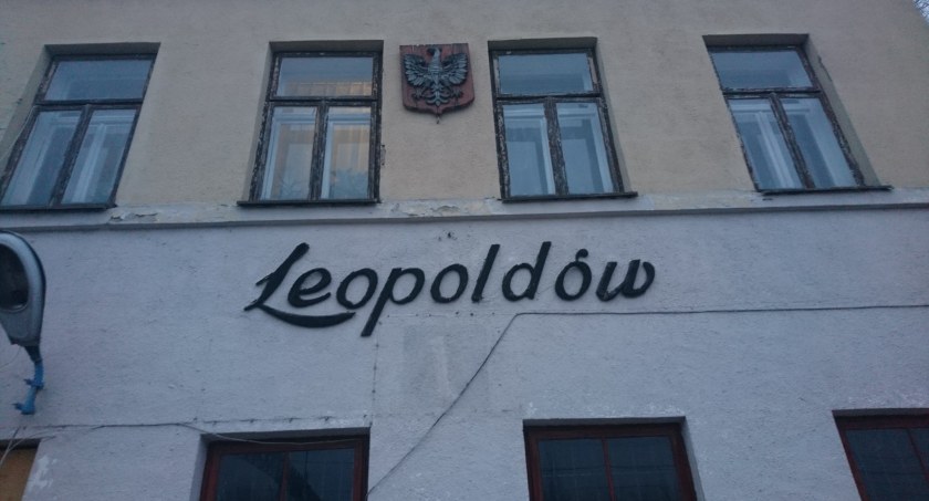 Wszedł po drabinie i ukradł zabytkowe godło Polski