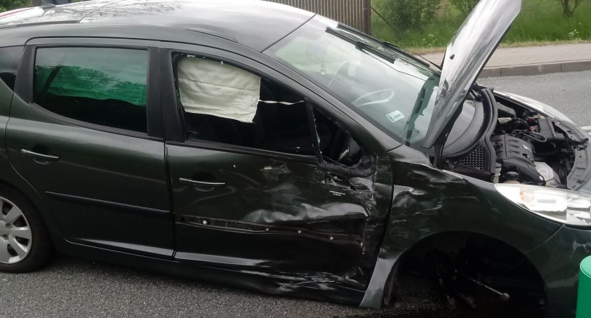 Trzy rozbite samochody. Kolizja na skrzyżowaniu drogi powiatowej z krajową 