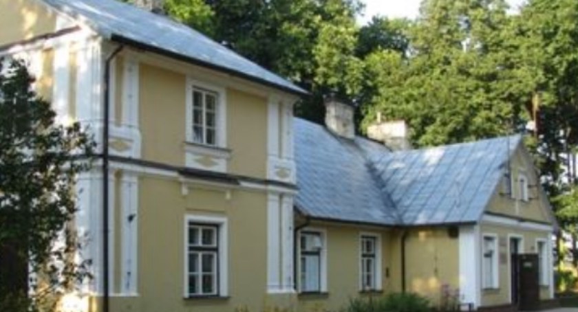 Brak chętnych na dworek