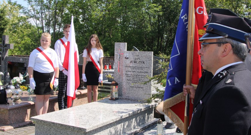 Mieszkańcy pamiętają o swoim dyrektorze i budowniczym szkoły