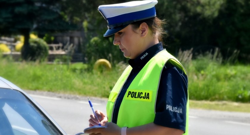 Bez powietrza w dwóch kołach i z promilami w organizmie. 32-latek stracił prawo jazdy
