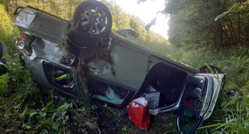 Dachowanie na drodze kockiej. Kierowca i pasażer trafili do szpitala