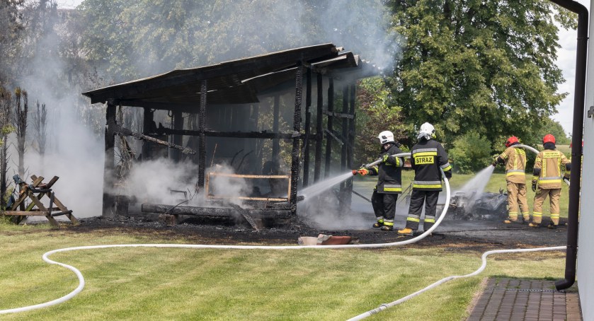 Stara Dąbia. Drewniana altana spłonęła doszczętnie