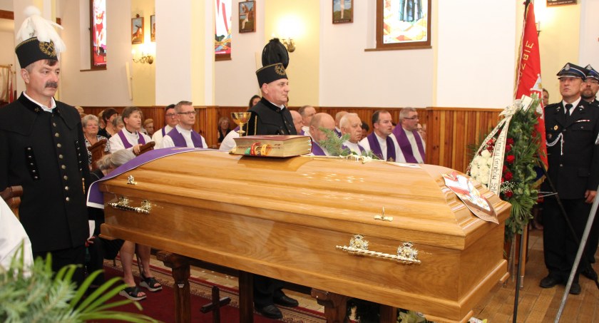 Parafianie z Grabowa zebrali się wieczorem w kościele, żeby pożegnać swojego proboszcza (ZDJĘCIA)
