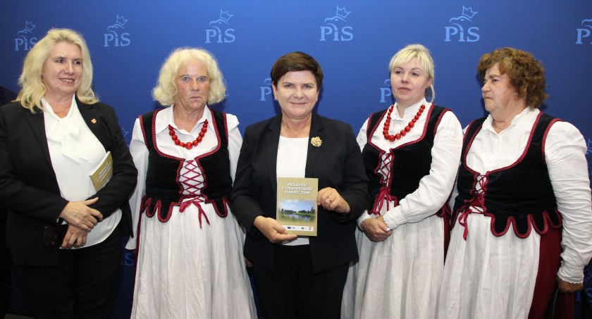 Beata Szydło w Kłoczewie: Mówcie o tym co was boli (ZDJĘCIA)