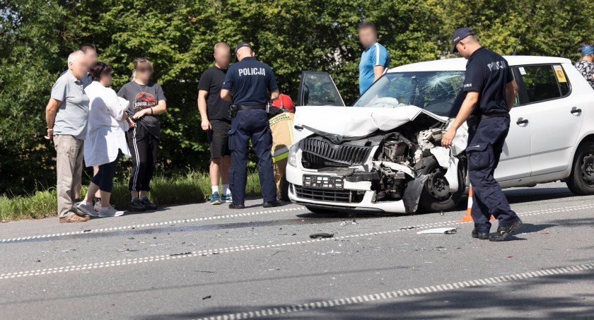 Skoda uderzyła w tył seata. Auto wylądowało w rowie