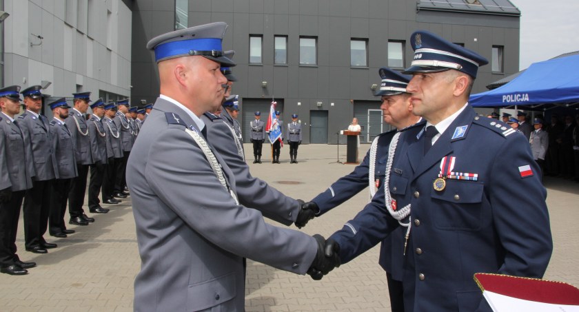 43 policjantów z wyższymi stopniami. Zobacz kto awansował
