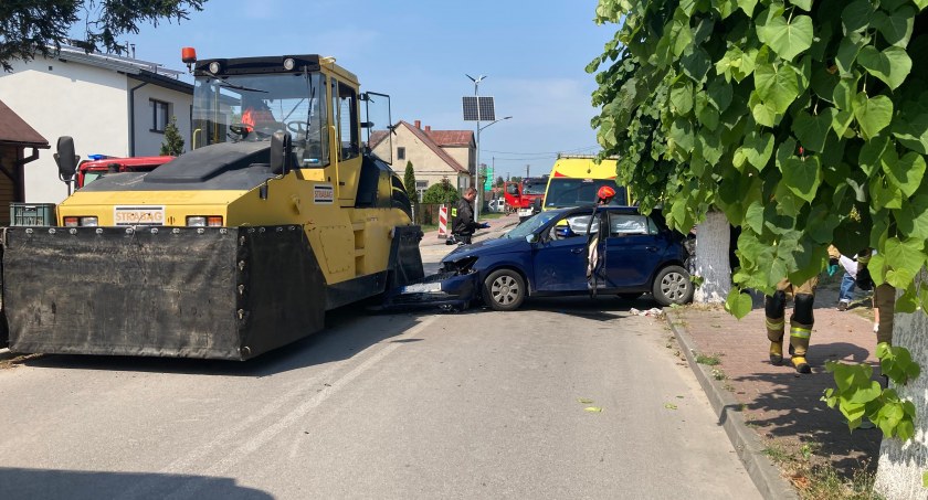 Kierowca skody zderzył się z walcem drogowym