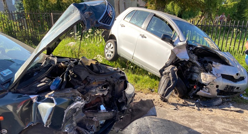 Roztrzaskane dwa samochody. Młoda kobieta w ciąży trafiła do szpitala