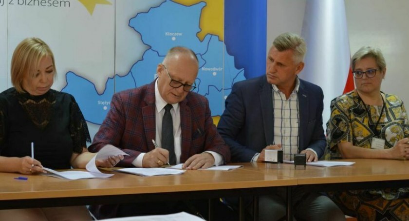 Droga Wylezin - Janopol - Kłoczew do remontu. Powiat podpisał umowę na realizację zadania