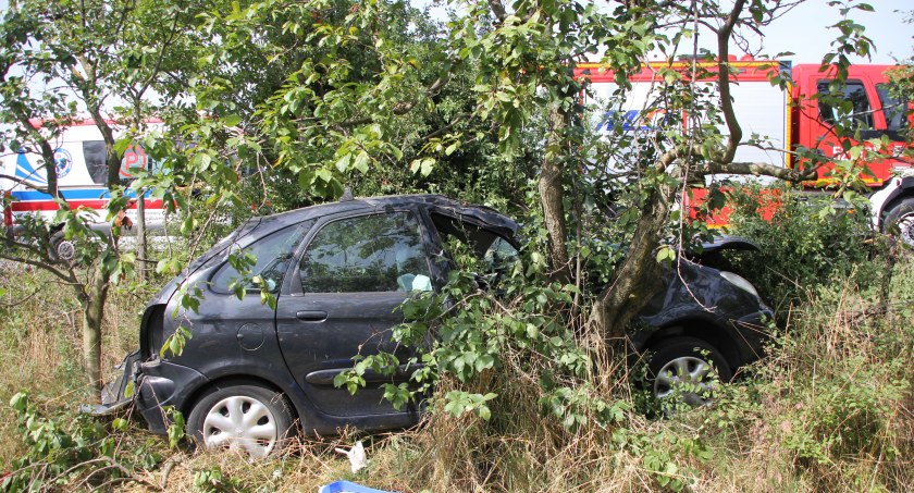 Citroen dachował na prostej drodze. Trzy osoby ranne w wypadku pod Nowodworem