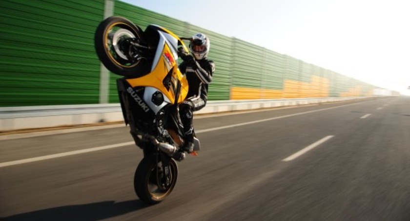 Jechał na motorze na jednym kole 265 km/h